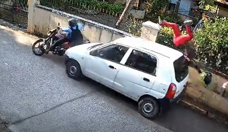 ಮಂಗಳೂರು: ಪಾದಚಾರಿ ಮಹಿಳೆಗೆ ಹಾಗೂ ಬೈಕ್ ಸವಾರನಿಗೆ ಕಾರು ಡಿಕ್ಕಿ! - News Karnataka