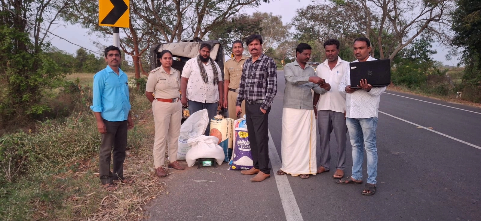 ಅಕ್ರಮವಾಗಿ ಸಾಗಿಸುತ್ತಿದ್ದ ಪಡಿತರ ಅಕ್ಕಿ ಸಹಿತ ಆರೋಪಿಗಳು ವಶಕ್ಕೆ - News Karnataka