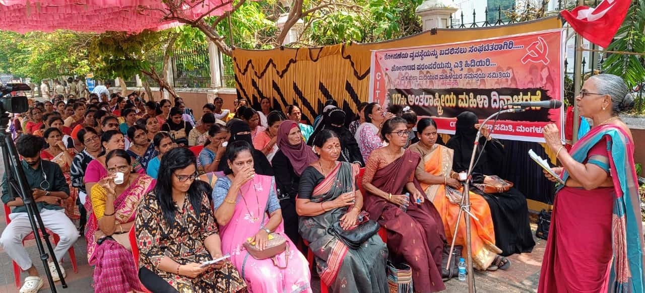 ಕೋಮುವಾದದ ಹೆಸರಿನಲ್ಲಿ ಮಹಿಳೆಯರ ಮೇಲಿನ ದೌರ್ಜನ್ಯ ನಿಲ್ಲಲಿ: ರಾಧಾ ಮೂಡಬಿದ್ರೆ - News Karnataka