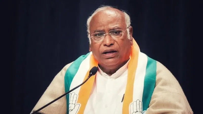 ರಾಷ್ಟ್ರೀಯ ಸ್ವಯಂಸೇವಕ ಸಂಘವನ್ನು ನಿಷೇಧಿಸಬೇಕು : ಮಲ್ಲಿಕಾರ್ಜುನ್ ಖರ್ಗೆ - News Karnataka
