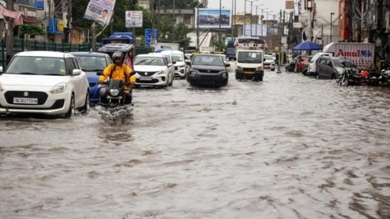 ದೆಹಲಿಯಲ್ಲಿ ಭಾರೀ ಮಳೆಯಿಂದ ಜನಜೀವನ ಅಸ್ತವ್ಯಸ್ತ - News Karnataka