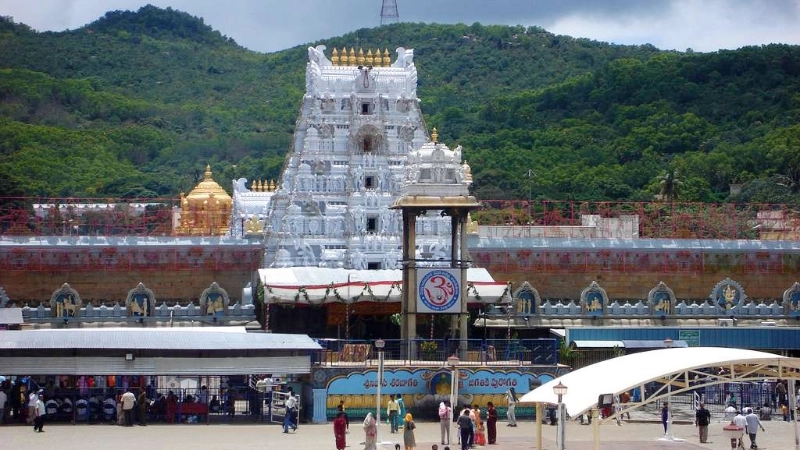 ತಿರುಪತಿ ದೇವಸ್ಥಾನದಲ್ಲಿ 54 ಕೋಟಿ ಹಗರಣ - News Karnataka