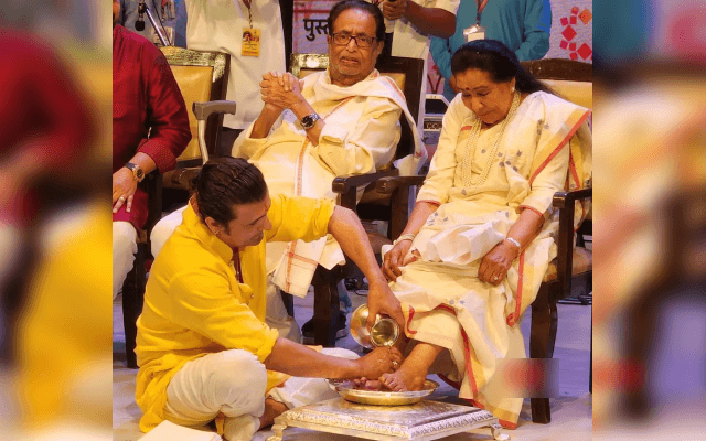 ಹಿರಿಯ ಗಾಯಕಿ ಆಶಾ ಭೋಂಸ್ಲೆ ಪಾದ ತೊಳೆದು ನಮಸ್ಕರಿಸಿದ ಸೋನು ನಿಗಮ್ - News Karnataka