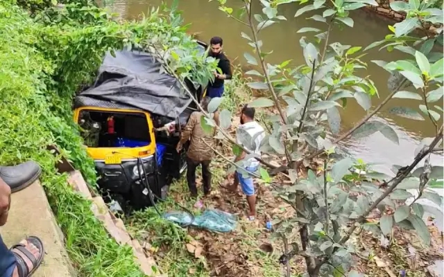  ಚಾಲಕನ ನಿಯಂತ್ರಣ ತಪ್ಪಿ ತೋಡಿಗೆ ಬಿದ್ದ ಆಟೋ ರಿಕ್ಷಾ :  ಅಪಾಯದಿಂದ ಪಾರಾದ ಪ್ರಯಾಣಿಕರು - News Karnataka