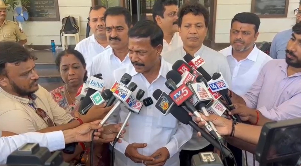 ಹಿಂದೂ ನಾಯಕರು, ಕಾರ್ಯಕರ್ತರ ಮೇಲೆ ಎಫ್ಐಆರ್, ಗಡಿಪಾರು- ಬಿಜೆಪಿ ಶಾಸಕರ ನಿಯೋಗ ಎಸ್ಪಿ, ಕಮಿಷನರ್ ಭೇಟಿ - News Karnataka