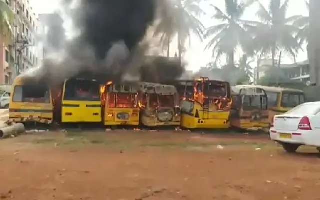 ಖಾಸಗಿ ಕಾಲೇಜಿನಲ್ಲಿ ಆಕಸ್ಮಿಕ ಬೆಂಕಿ : ಹೊತ್ತಿ ಉರಿದ ಬಸ್​ಗಳು - News Karnataka