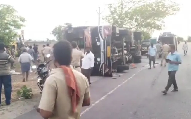 ಬೆಳ್ಳಂಬೆಳಗ್ಗೆ ಅಪಘಾತ : ಬಸ್‌ ಪಲ್ಟಿ ಹೊಡೆದು ಇಬ್ಬರು ಮಹಿಳೆಯರು ಸಾವು, ಹಲವರಿಗೆ ಗಾಯ - News Karnataka