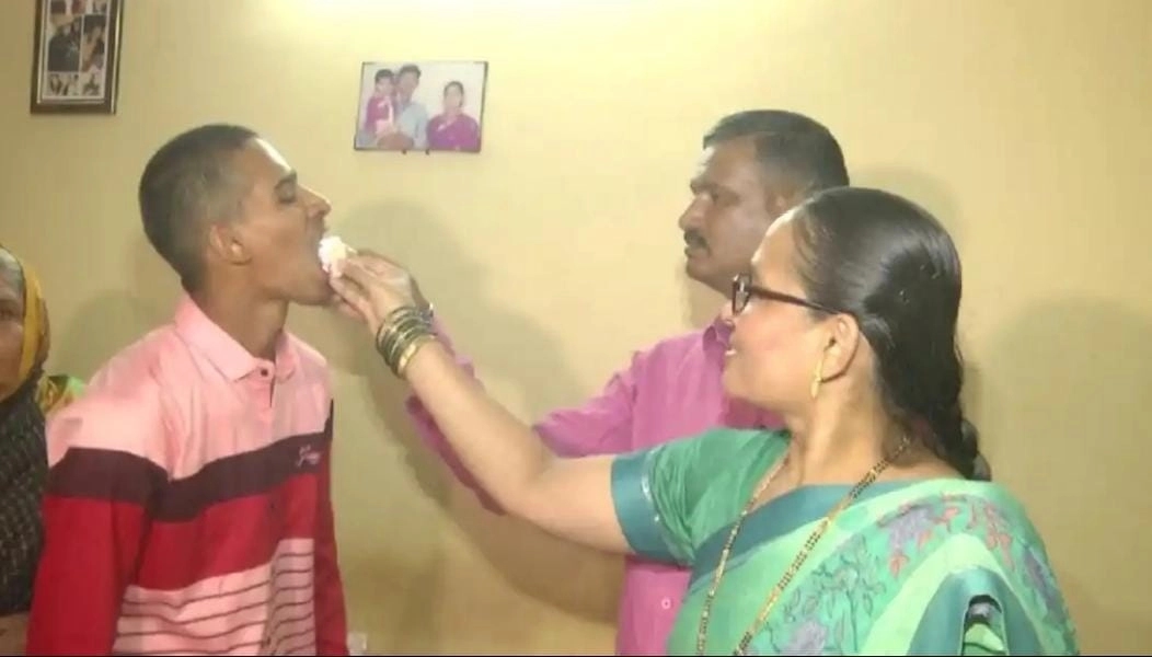 ಎಸೆಸೆಲ್ಸಿ ಪರೀಕ್ಷೆಯಲ್ಲಿ ಆರಕ್ಕೆ ಆರು ಸಬ್ಜೆಕ್ಟ್‌ ನಲ್ಲಿ ಫೇಲ್‌: ಕೇಕ್‌ ಕಟ್‌ ಮಾಡಿ ಸಂಭ್ರಮಿಸಿ ಧೈರ್ಯ ತುಂಬಿದ ಪೋಷಕರು! - News Karnataka