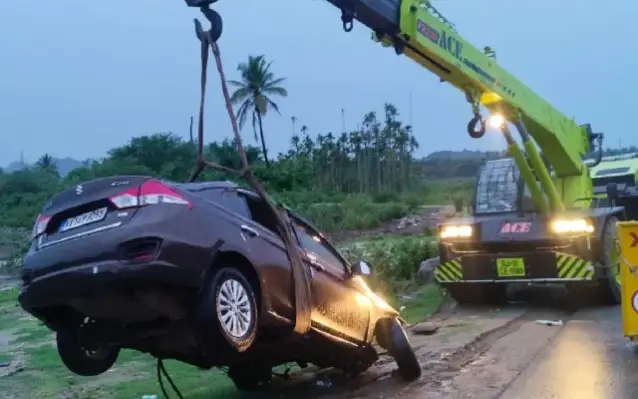 ರಾಷ್ಟ್ರೀಯ ಹೆದ್ದಾರಿಯ ಡಿವೈಡರ್​ಗೆ ಕಾರು ಡಿಕ್ಕಿ : ಮಗು ಸೇರಿ ಇಬ್ಬರು ಸ್ಥಳದಲ್ಲೇ ಸಾವು - News Karnataka