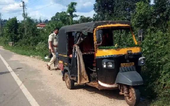 ನಿಯಂತ್ರಣ ತಪ್ಪಿ ಏಕಾಏಕಿ ಆಟೋ ಪಲ್ಟಿ: ಚಾಲಕ ದಾರುಣ ಸಾವು - News Karnataka