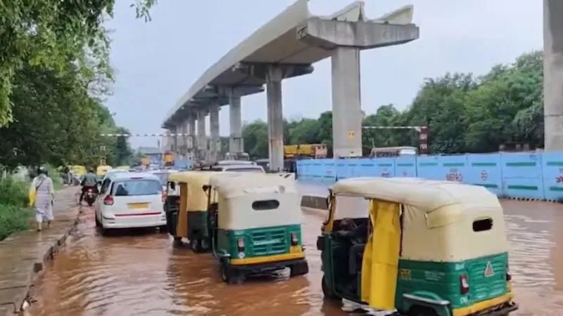 ದೆಹಲಿಯಲ್ಲಿ ಮಳೆ ಆರ್ಭಟ ಜೋರಾಗಿದ್ದು, ಪ್ರಮುಖ ರಸ್ತೆಗಳು ಜಲಾವೃತ! - News Karnataka