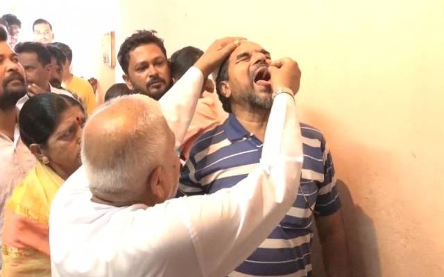 ಕೆಮ್ಮು, ಕಫ, ಅಸ್ತಮಾ ನಿವಾರಣೆಗಾಗಿ ಜೀವಂತ ಮೀನು ನುಂಗಿಸೊ ವೈದ್ಯರು - News Karnataka
