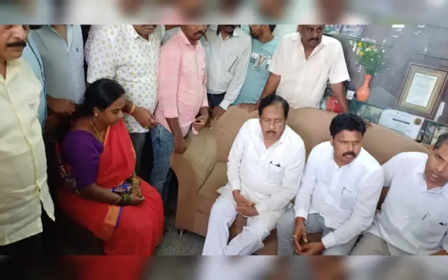 ಅಧೀಕ್ಷಕ ಚಂದ್ರಶೇಖರ್ ಆತ್ಮಹತ್ಯೆ: ಕುಟುಂಬಕ್ಕೆ ಸಾಂತ್ವಾನ‌ ಹೇಳಿದ ಗೃಹಸಚಿವ ಡಾ.ಜಿ.ಪರಮೇಶ್ವರ್ - News Karnataka