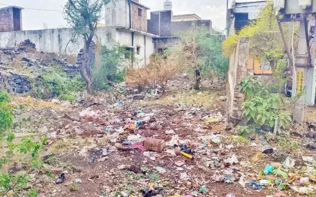 ಕಣ್ಣು ಹಾಯಿಸಿದಲ್ಲೆಲ್ಲ ತ್ಯಾಜ್ಯ: ಕಸದ ತೊಟ್ಟಿಗಳಂತಾದ ಖಾಲಿ ನಿವೇಶನಗಳು - News Karnataka