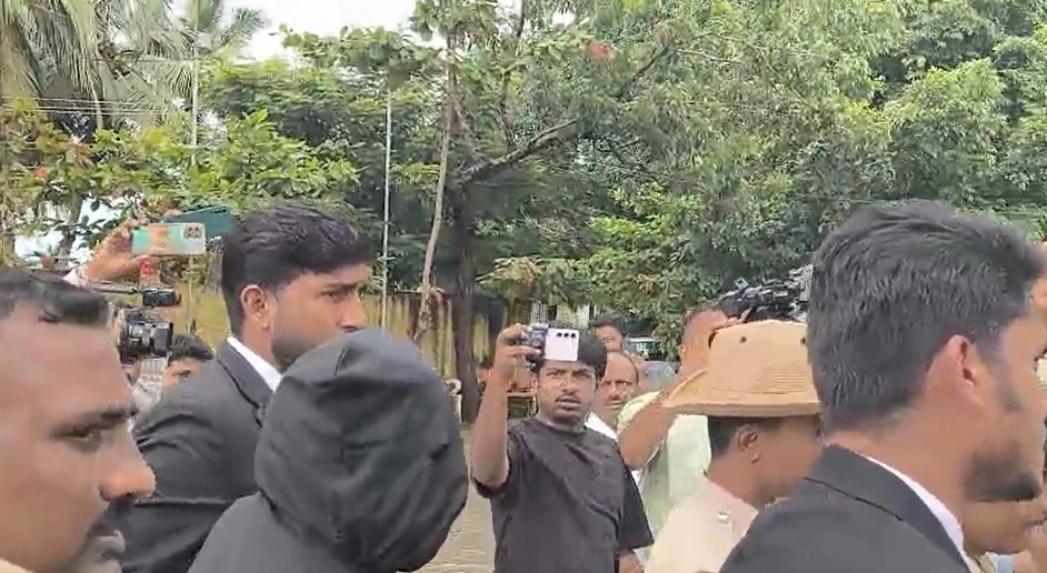 ನ್ಯಾಯಾಧೀಶರ ಮುಂದೆ ಹಾಜರಾದ ಧರ್ಮಸ್ಥಳ ಗ್ರಾಮದಲ್ಲಿ ನಡೆದ ಅಪರಾಧ ಕೃತ್ಯಗಳ ಮಾಹಿತಿ ಇರುವ ವ್ಯಕ್ತಿ! - News Karnataka