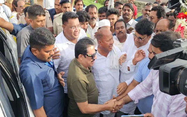ವಿಜಯಪುರಕ್ಕೆ ಸಚಿವ ಜಮೀರ ಅಹ್ಮದಖಾನ್‌ ಭೇಟಿ : ಸ್ವಾಗತಿಸಿದ ಕಾಂಗ್ರೆಸ್ ಮುಖಂಡ - News Karnataka