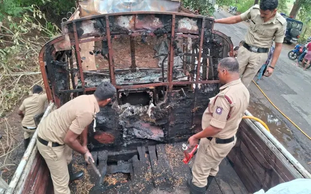 ಕಾಫಿ ತುಂಬಿದ ಲಾರಿಯ ಟೈಯರ್ ಸಿಡಿದು ಬೆಂಕಿ: ಸುಟ್ಟು ಕರಕಲಾದ ಲಾರಿ - News Karnataka