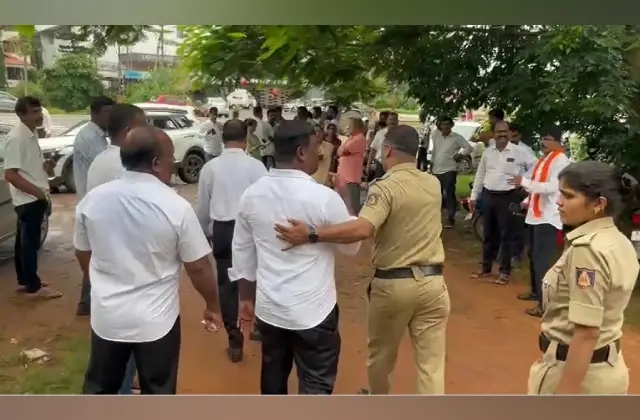 ವಿಧಾನಪರಿಷತ್‌ ಚುನಾವಣೆ: ಕಾಪು ಮತಗಟ್ಟೆಯಲ್ಲಿ ಮಾತಿನ ಚಕಮಕಿ, ಪೊಲೀಸರ ಮಧ್ಯಪ್ರವೇಶ - News Karnataka