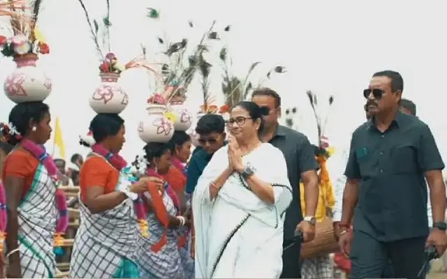 ಸಾರ್ವಜನಿಕ ರ‍್ಯಾಲಿಯಲ್ಲಿ ವೇದಿಕೆಯ ಮೇಲೆ ನೃತ್ಯ ಮಾಡಿದ ಮುಖ್ಯಮಂತ್ರಿ ಮಮತಾ ಬ್ಯಾನರ್ಜಿ - News Karnataka
