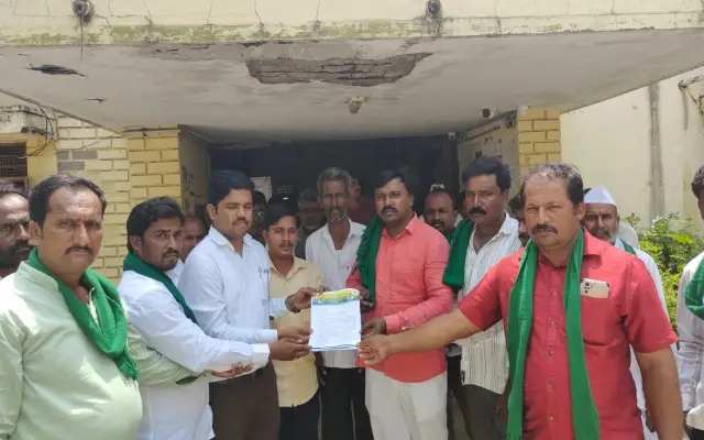 ರೈತರಿಂದ ಹೆಚ್ಚಿನ ಹಣ ಸುಲಿಗೆ ಮಾಡುತ್ತಿರುವ ಆಗ್ರೋ: ಕ್ರಮ ಕೈಗೊಳ್ಳಲು ಮಹಾಂತೇಶ ಜಮಾದಾರ ಆಗ್ರಹ - News Karnataka