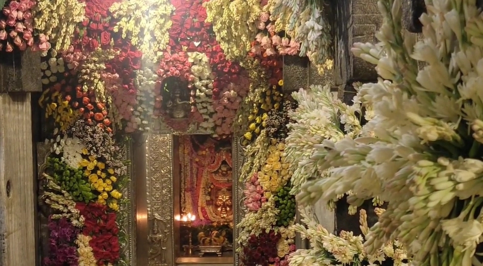 ಭೀಮನ ಅಮಾವಾಸ್ಯೆ ಹಿನ್ನೆಲೆ ಝಗಮಗಿಸುತ್ತಿರುವ ಮಹದೇಶ್ವರ ಬೆಟ್ಟ- ದೇಗುಲಕ್ಕೆ ವಿಶೇಷ ಅಲಂಕಾರ - News Karnataka