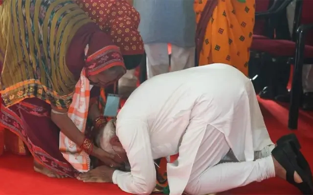 ವೃದ್ಧೆಯ ಕಾಲಿಗೆ ಮಂಡಿಯೂರಿ ನಮಸ್ಕರಿಸಿದ ಪ್ರಧಾನಿ ಮೋದಿ: ವೀಡಿಯೋ ವೈರಲ್‌ - News Karnataka