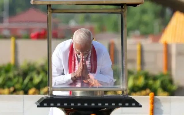 ಪ್ರಮಾಣ ವಚನಕ್ಕೂ ಮುನ್ನ ಗಾಂಧಿ, ವಾಜಪೇಯಿ, ಯುದ್ಧ ಸ್ಮಾರಕಕ್ಕೆ ಭೇಟಿ ನೀಡಿದ ಮೋದಿ - News Karnataka