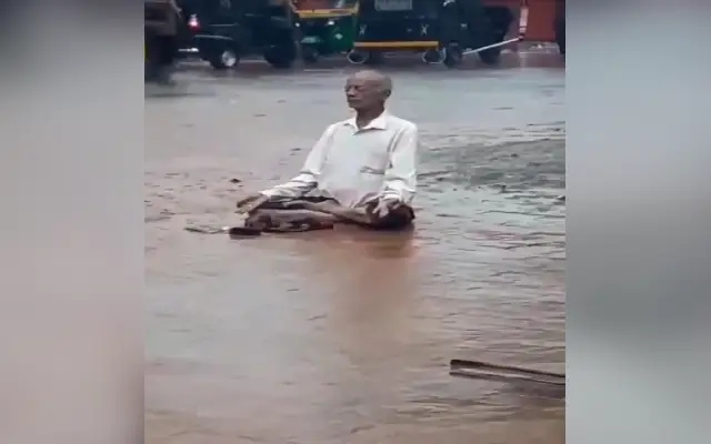 ಮಳೆಯಲ್ಲೇ ತಪಸ್ಸಿಗೆ ಕುಳಿತ ವೃದ್ಧ : ವೀಡಿಯೋ ವೈರಲ್‌ - News Karnataka