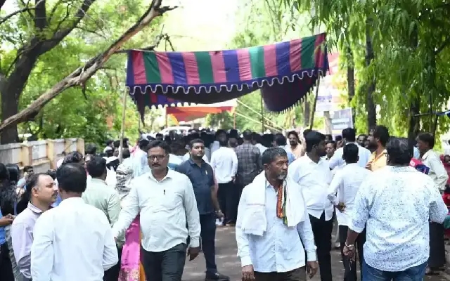 ಈಶಾನ್ಯ ಪದವೀಧರ ಕ್ಷೇತ್ರ : ಶೇ69.75 ಮತದಾನ, ಮತಗಟ್ಟೆ ಎದುರು ಹಣ ಹಂಚಿಕೆ - News Karnataka