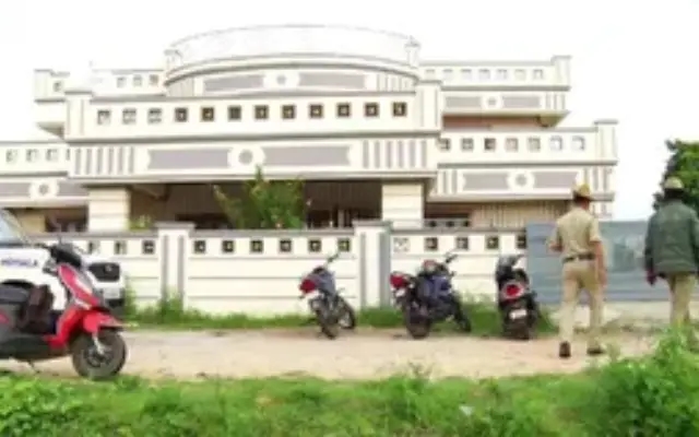ಚಿಕ್ಕಬಳ್ಳಾಪುರ: ಕಾಂಗ್ರೆಸ್‌ ಶಾಸಕ ಪ್ರದೀಪ್‌ ಮನೆ ಮೇಲೆ ಕಲ್ಲು ತೂರಾಟ - News Karnataka