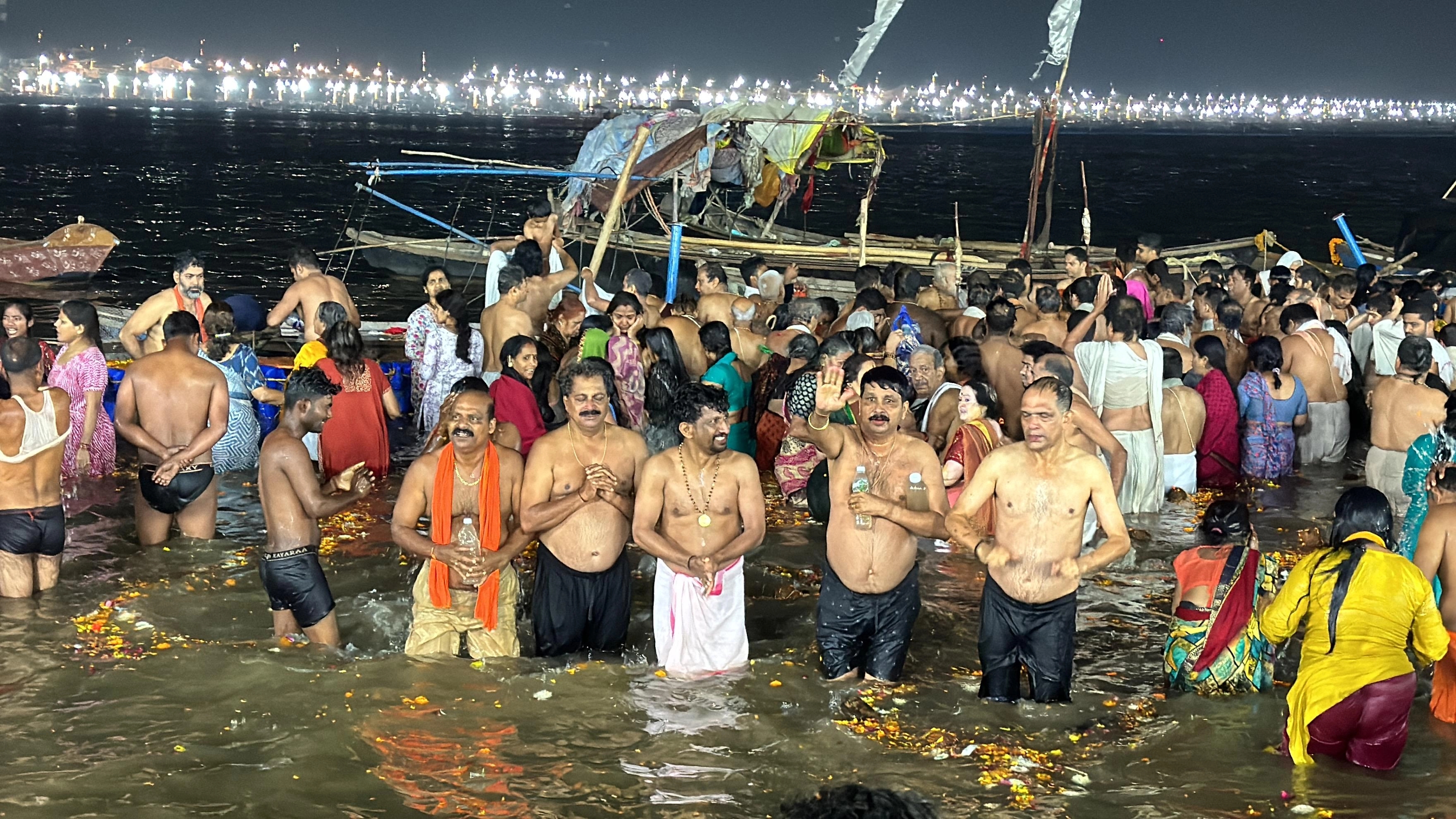 ಉಡುಪಿಯ ಪಲಿಮಾರು ಮಠದ ಪೂಜ್ಯ ಸ್ವಾಮೀಜಿಯವರೊಂದಿಗೆ ಪ್ರಯಾಗ್ ರಾಜ್‌ ಕುಂಭ ಮೇಳದಲ್ಲಿ ಯಕ್ಷಧ್ರುವ ಪಟ್ಲ ಫೌಂಡೇಶನ್ ತಂಡ - News Karnataka