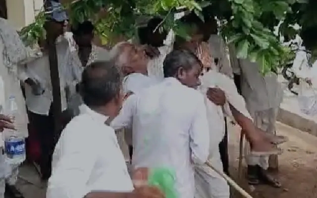 ಬ್ಯಾಂಕ್ ಮುಂಭಾಗದಲ್ಲಿ ಜನಜಂಗುಳಿ : ಉಸಿರುಗಟ್ಟಿ ರೈತ ಮೂರ್ಛೆ - News Karnataka