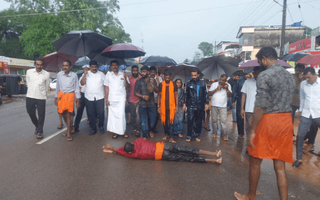ಕಡಬದಲ್ಲಿ ಜಡೀ ಮಳೆ ಲೆಕ್ಕಿಸದೆ ಮೋದಿ ಅಭಿಮಾನಿಯ ಉರುಳು ಸೇವೆ - News Karnataka