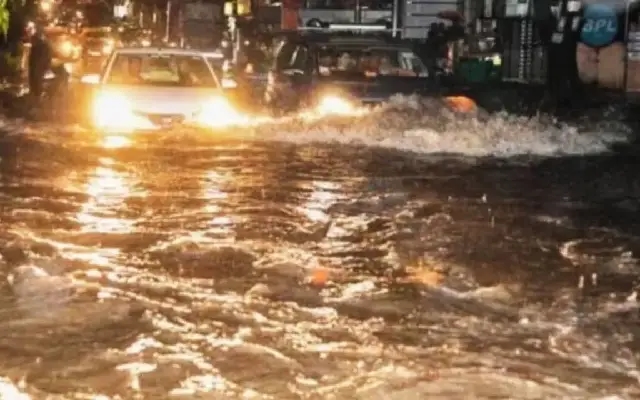 ಬೆಂಗಳೂರಿನಲ್ಲಿ ವರುಣನ ಆರ್ಭಟ : ರಸ್ತೆಗಳು ಜಲಾವೃತ, ವಾಹನ ಸವಾರರ ಪರದಾಟ - News Karnataka