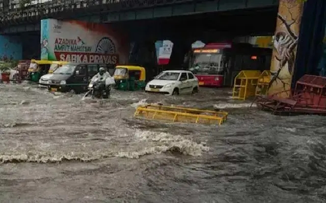 88 ವರ್ಷದ ಬಳಿಕ ದೆಹಲಿಯಲಲಿ ದಾಖಲೆ ಮಳೆ : ತತ್ತರಿಸಿದ ಜನಜೀವನ - News Karnataka