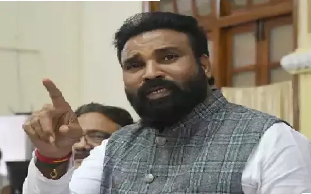 ವಾಲ್ಮೀಕಿ ಅಭಿವೃದ್ಧಿ ನಿಗಮ ಪ್ರಕರಣ : ಮಾಜಿ ಸಚಿವ ಶ್ರೀರಾಮುಲು ಬಂಧನ! - News Karnataka