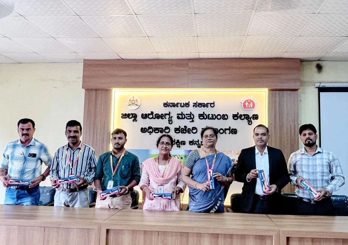 ರೋಹನ್ ಕಾರ್ಪೊರೇಶನ್ ವತಿಯಿಂದ ಆರೋಗ್ಯ ಇಲಾಖೆಗೆ 100 ಟಾರ್ಚ್‌ಗಳ ವಿತರಣೆ - News Karnataka