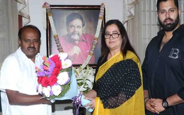 ಹೆಚ್‌.ಡಿ ಕುಮಾರಸ್ವಾಮಿಗೆ ಅಭಿನಂದನೆ ಸಲ್ಲಿಸಿದ ಸುಮಲತಾ ಅಂಬರೀಶ್ - News Karnataka