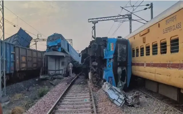 ಎರಡು ಗೂಡ್ಸ್​ ರೈಲುಗಳು ಡಿಕ್ಕಿ: ಇಬ್ಬರು ಲೋಕೋ ಪೈಲಟ್‌ಗಳಿಗೆ ಗಾಯ - News Karnataka