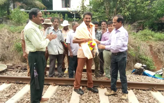 ರೈಲ್ವೆ ಹಳಿಯಲ್ಲಿ ದೋಷ ಪತ್ತೆ ಹಚ್ಚಿದ ಟ್ರ್ಯಾಕ್ ಮೆಂಟೈನರ್ ಪ್ರದೀಪ್ ಶೆಟ್ಟಿ: ತಪ್ಪಿದ ಭಾರಿ ಅವಘಡ - News Karnataka