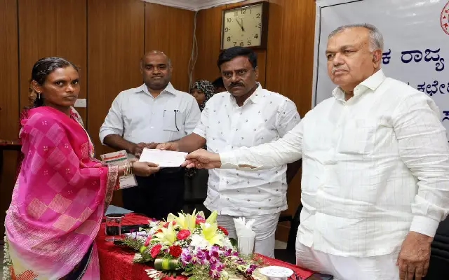 ಸಾರಿಗೆ ನಿಗಮದ ಕಾರ್ಮಿಕರ ಕುಟುಂಬಕ್ಕೆ ವಿಮಾ ಮೊತ್ತ ವಿತರಣೆ - News Karnataka