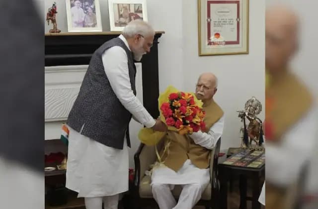 ಎಲ್‌ ಕೆ ಅಡ್ವಾಣಿ ಅವರ ನಿವಾಸಕ್ಕೆ ತೆರಳಿ ಆಶೀರ್ವಾದ ಪಡೆದ ಮೋದಿ