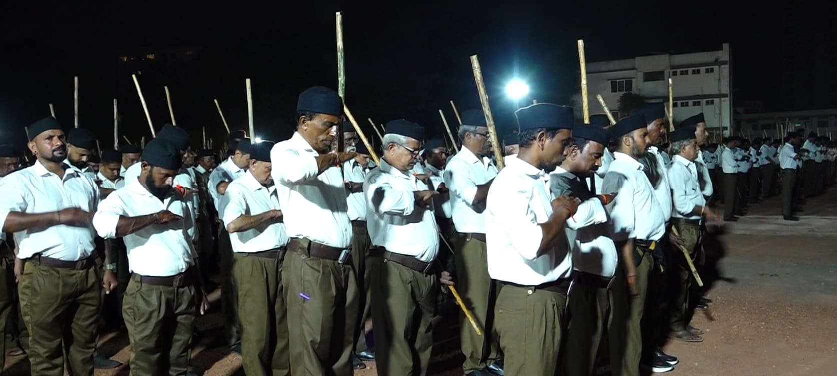 ಆರೆಸ್ಸೆಸ್ ಚಟುವಟಿಕೆ ನಿರ್ಬಂಧಿಸುವ ಸರ್ಕಾರಿ ಸ್ಥಳದ ಬಳಕೆಗೆ ‘ಪೂರ್ವಾನುಮತಿ ಕಡ್ಡಾಯ’ ಆದೇಶಕ್ಕೆ ಹೈಕೋರ್ಟ್ ತಡೆ, ರಾಜ್ಯ ಸರ್ಕಾರಕ್ಕೆ ನೋಟಿಸ್
