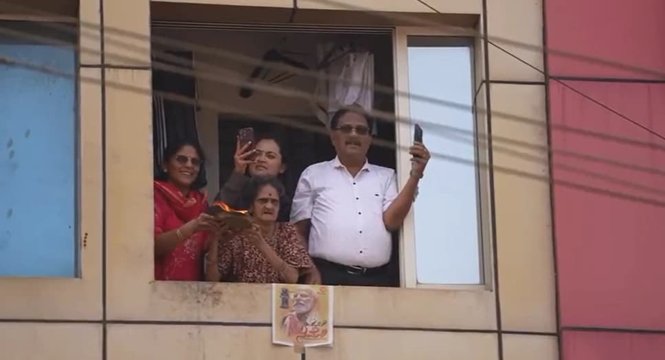ಉಡುಪಿ: ರೋಡ್ ಶೋ ವೇಳೆ ಪ್ಲಾಟ್ ನಲ್ಲಿ ನಿಂತು ಪ್ರಧಾನಿಗೆ ಆರತಿ ಬೆಳಗಿದ ವೃದ್ಧೆ!