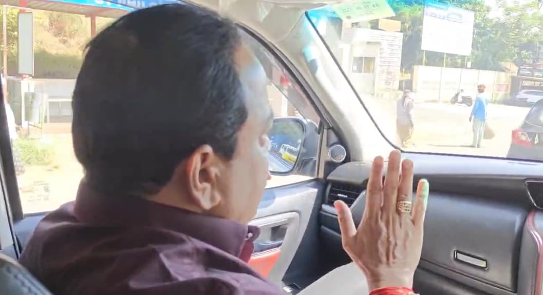 ರಸ್ತೆ ಹೊಂಡಗಳನ್ನು ಕಂಡು ಶಾಸಕ ಅಶೋಕ್ ಕುಮಾರ್ ರೈ ಗರಂ; ಪುತ್ತೂರು ನಗರಸಭೆ ಕಮಿಷನರ್ ಗೆ  ಹಿಗ್ಗಾಮುಗ್ಗಾ ತರಾಟೆ!