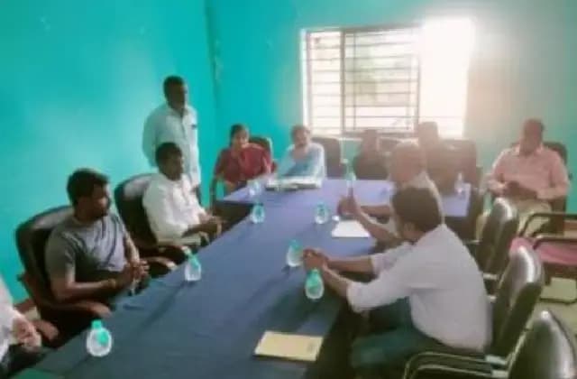 ಧಾರವಾಡ: ಡೆಂಗ್ಯೂ ಪತ್ತೆ, ಅಧಿಕಾರಿಗಳು ಮುಮ್ಮಿಗಟ್ಟಿ ಗ್ರಾಮಕ್ಕೆ ಭೇಟಿ ನೀಡಿ ಜಾಗೃತಿ ಕಾರ್ಯಕ್ರಮ