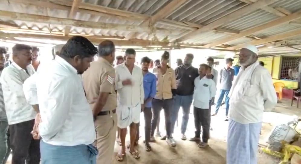 ಗೋಮಾಂಸ ಮಾರಾಟ ಆರೋಪ, ಗ್ರಾಮಸ್ಥರ ಆಕ್ರೋಶ; ಪೊಲೀಸರಿಗೂ ಮಂತ್ಲಿ ಕೊಡ್ತಾರಂತೆ!