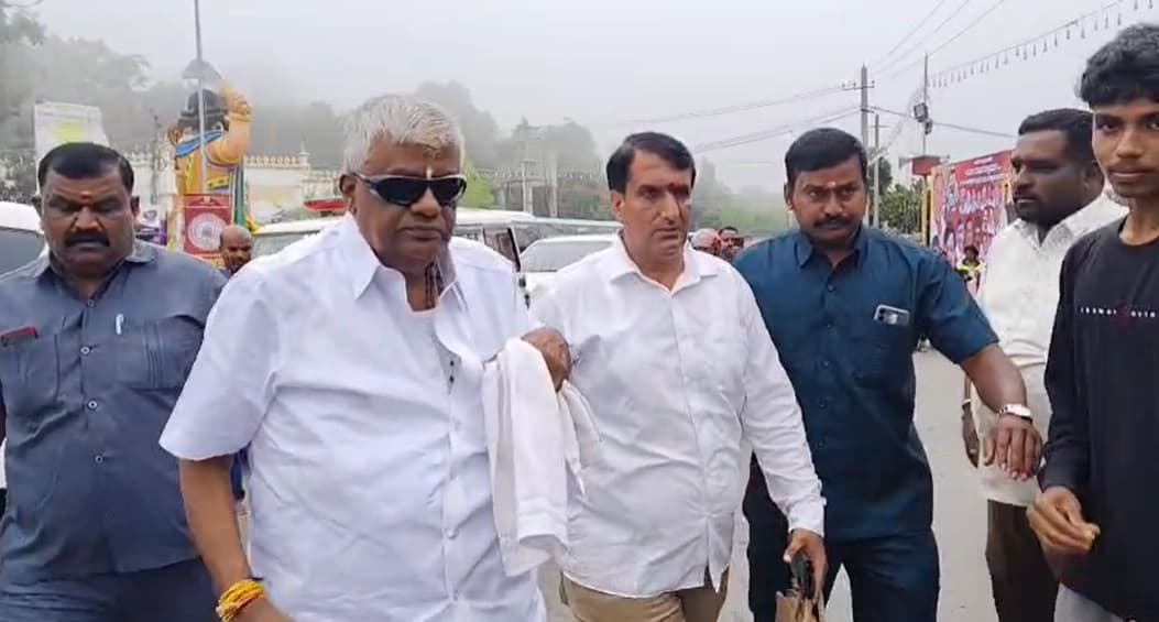 ಚಾಮುಂಡಿ ಬೆಟ್ಟಕ್ಕೆ ಶಾಸಕ ಎಚ್.ಡಿ ರೇವಣ್ಣ ಭೇಟಿ