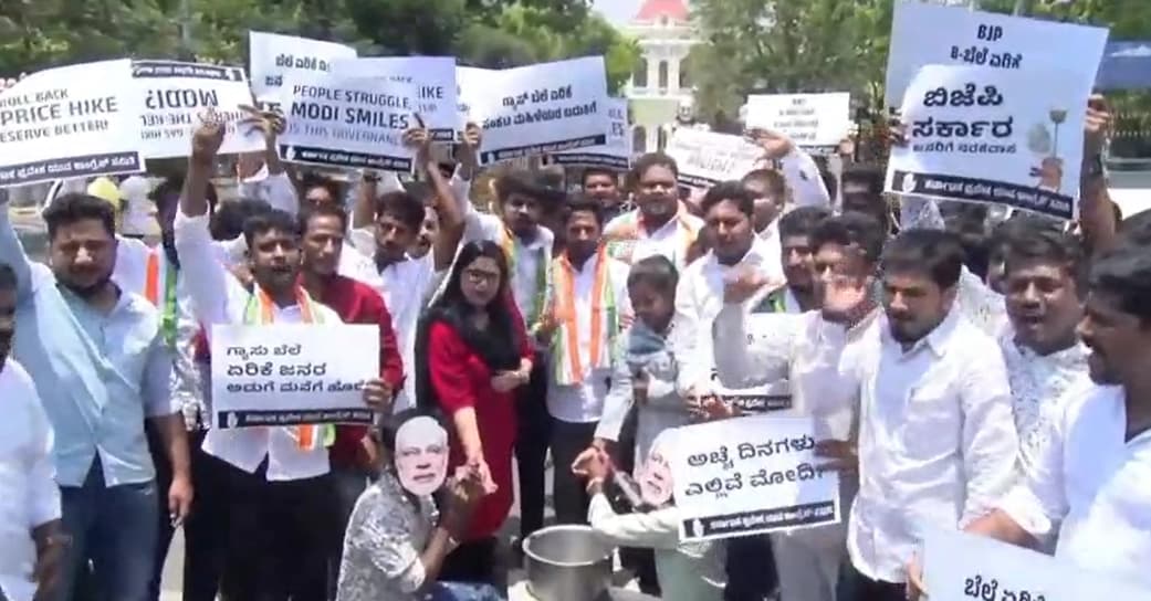 ಗ್ಯಾಸ್ ಸಿಲಿಂಡರ್ ಬೆಲೆ ಏರಿಕೆ ಖಂಡಿಸಿ ಮೈಸೂರಿನಲ್ಲಿ ಕಾಂಗ್ರೆಸ್ ಪ್ರತಿಭಟನೆ