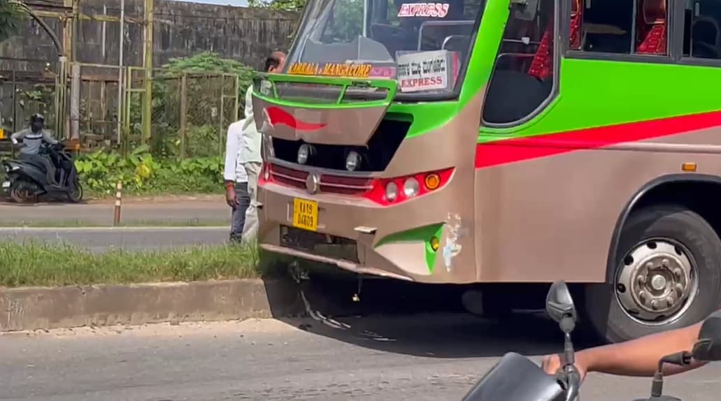 ಪಣಂಬೂರು : ಓವರ್ ಟೇಕ್ ಮಾಡುವ ಅವಸರದಲ್ಲಿ ವಿಭಜಕದ ಮೇಲೆ ಏರಿದ ಬಸ್‌!